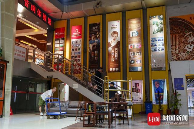 广东音像城清退前夕发烧友赶来买唱片 “山鹰组合”吉克曲布：难忘流行音乐黄金年代丨封面头条(图2)